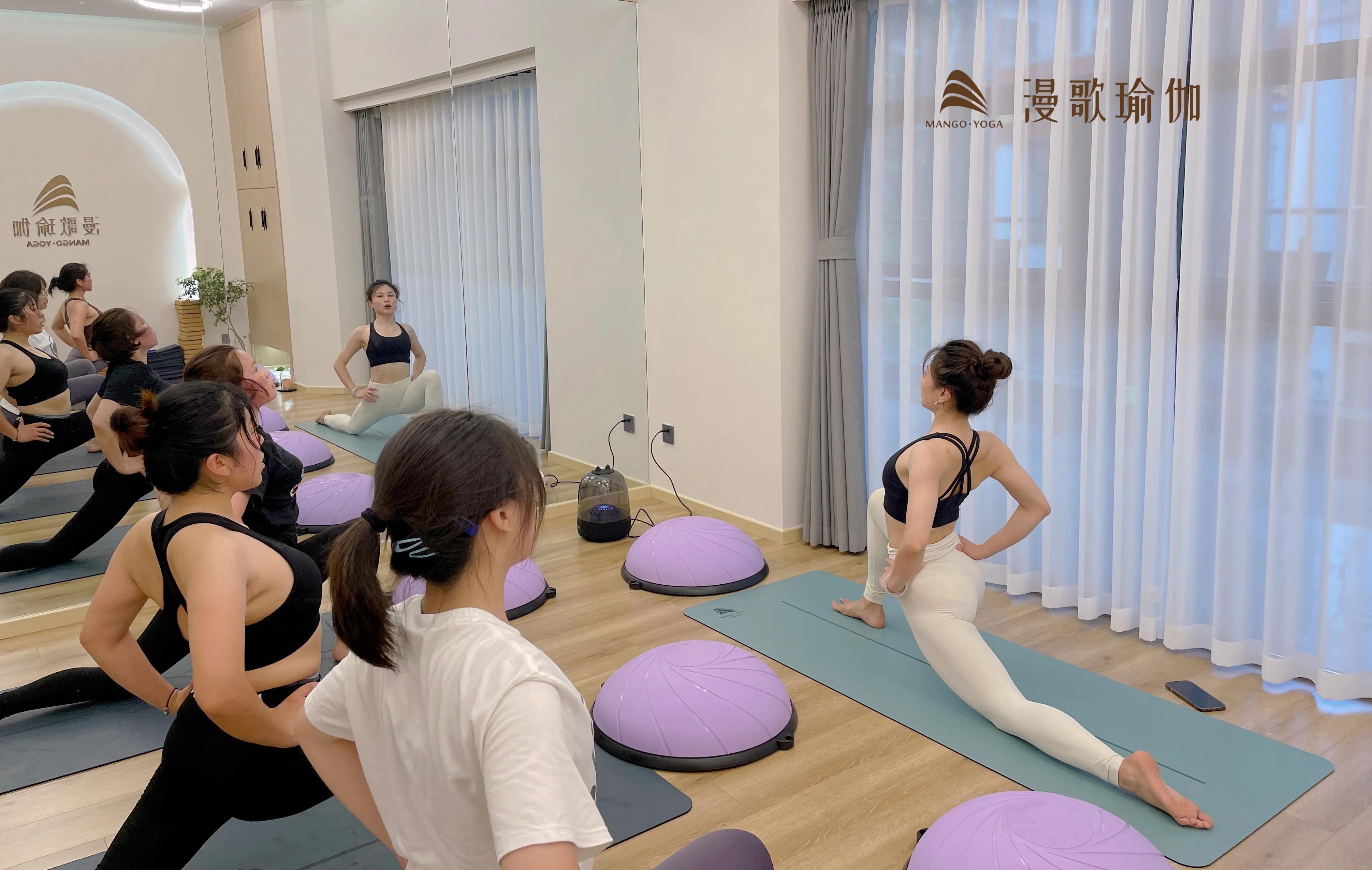 中年女性在家初学练瑜伽,中年练瑜伽对身体有好处吗