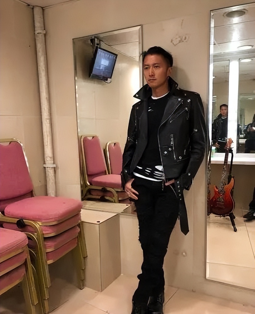 谢霆锋砸吉他演唱会完整版,谢霆锋摔坏的吉他完整版