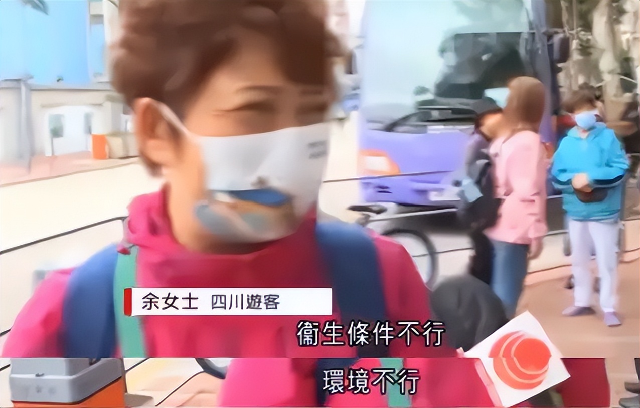 内地游客在香港街头吃饭,香港本地人评价大陆游客