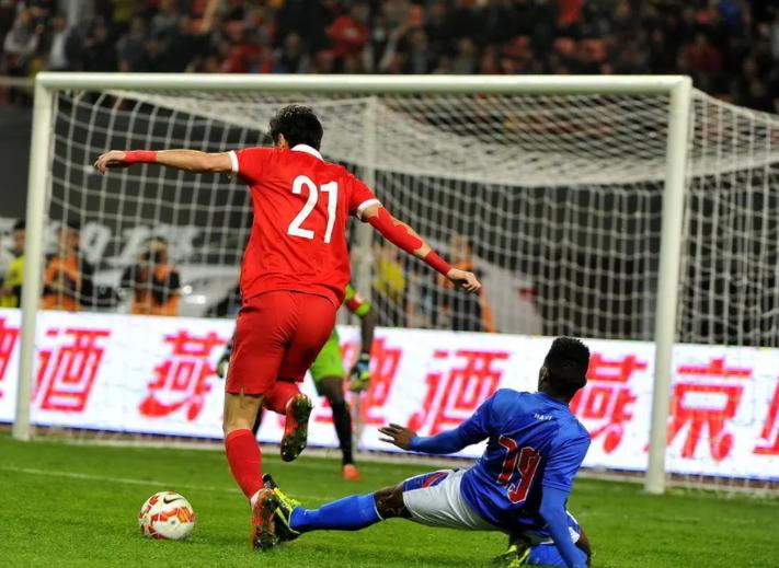 总统疯狂敛财，百姓穷得吃土，被五常点名批评的失败国度