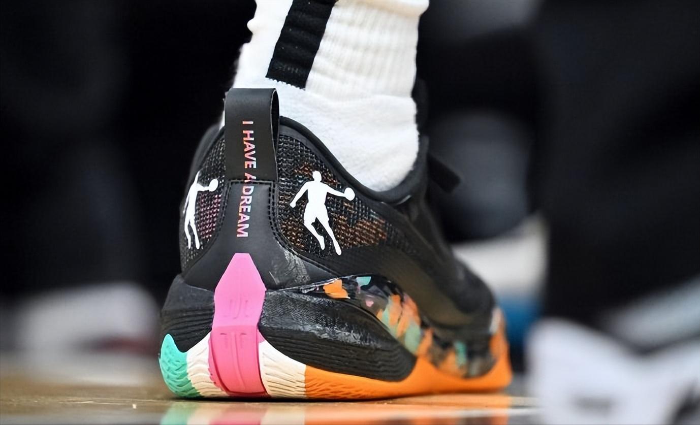 NBA球员上脚:欧文的球鞋颜值太顶了,中国球鞋很帅气