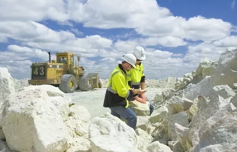 中国搞锂有多赚钱？因眼馋我国锂矿产业链，美国又开始耍花招
