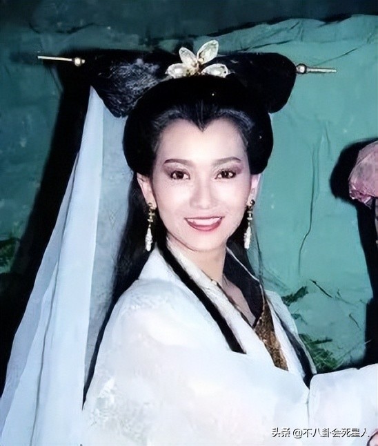 不同女明星走红毯的视频,不同时期的女明星走红毯