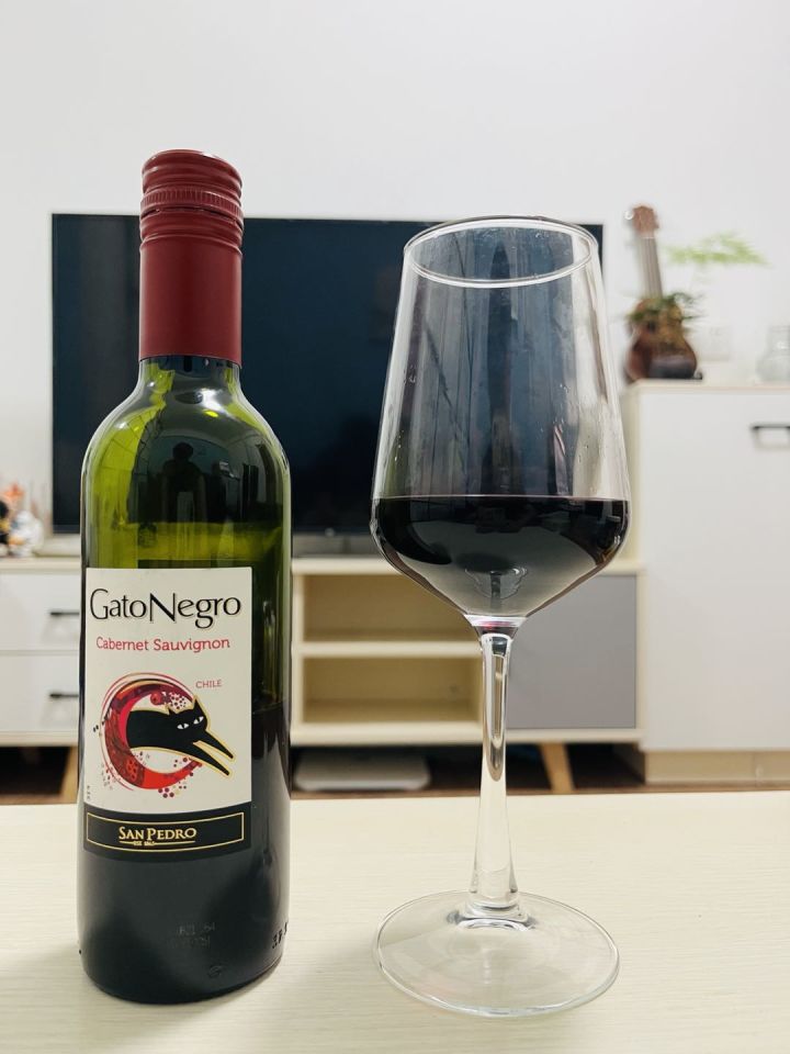前段时间开始喜欢喝葡萄酒,买了这款黑猫葡萄酒体验一下