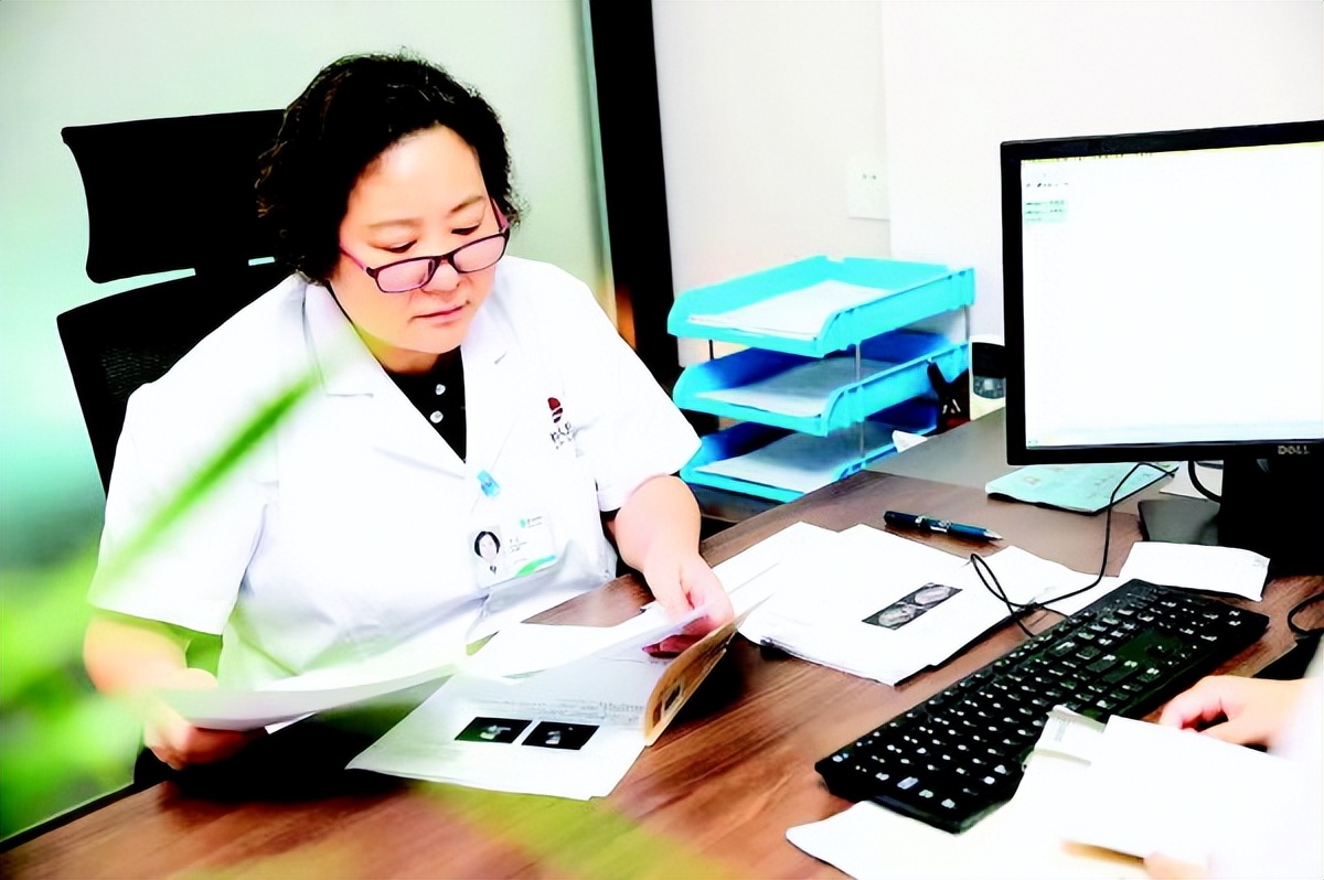 六旬老人腹部30斤肿瘤,六旬老妇体内竟有30斤巨型肿瘤