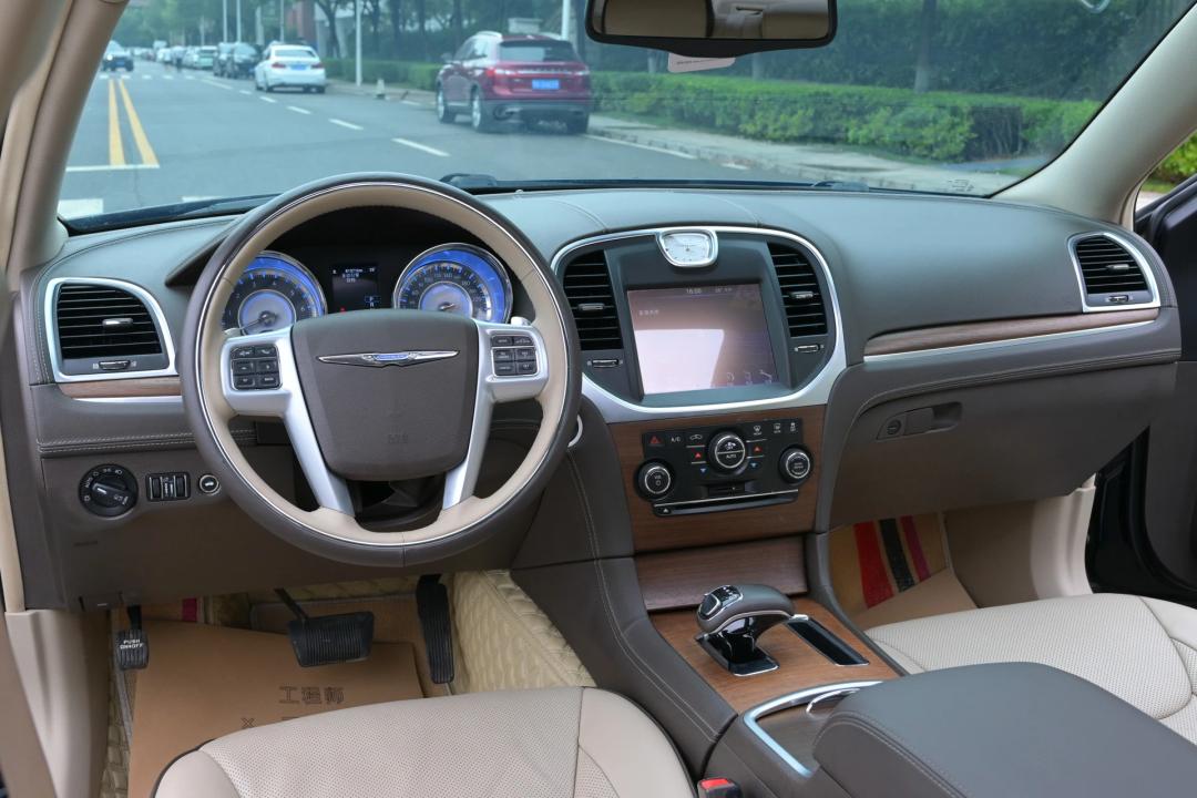 二手克莱斯勒300c1万块,13款克莱斯勒300c改装宾利