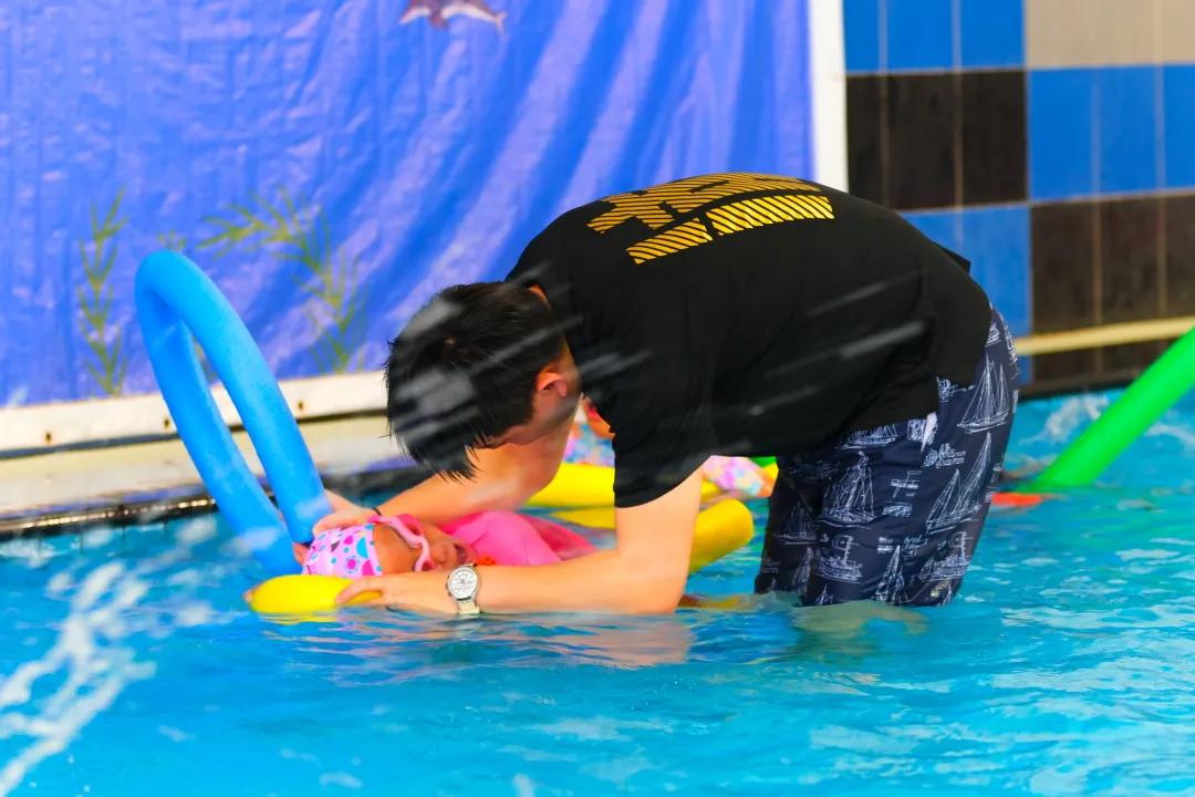 英才小学游泳课,新英才游泳