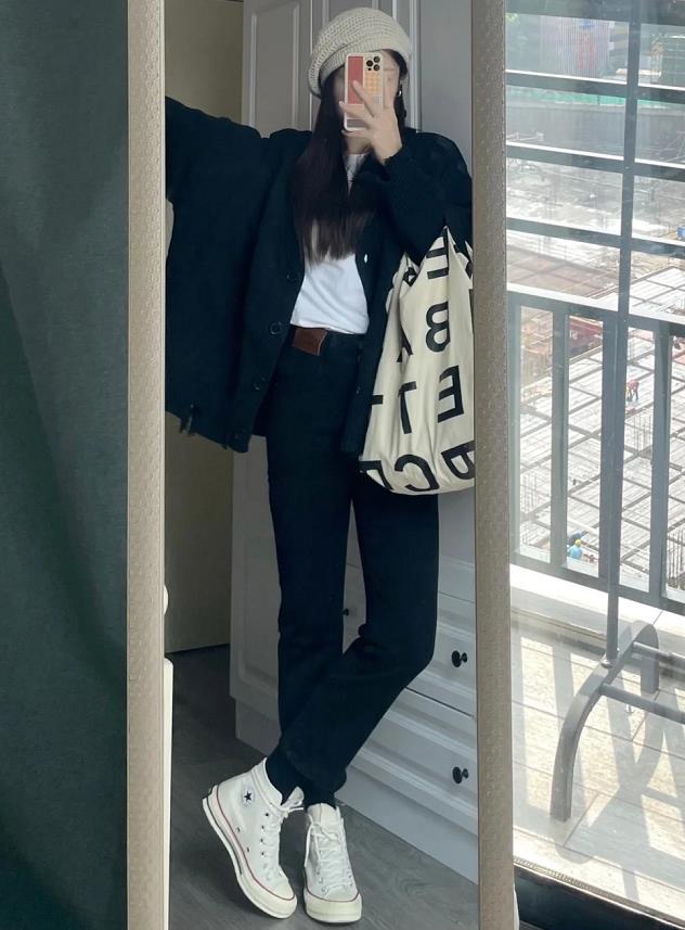 小白鞋搭配什么样的衣服好看,小白鞋搭配黑色连裤袜好看吗