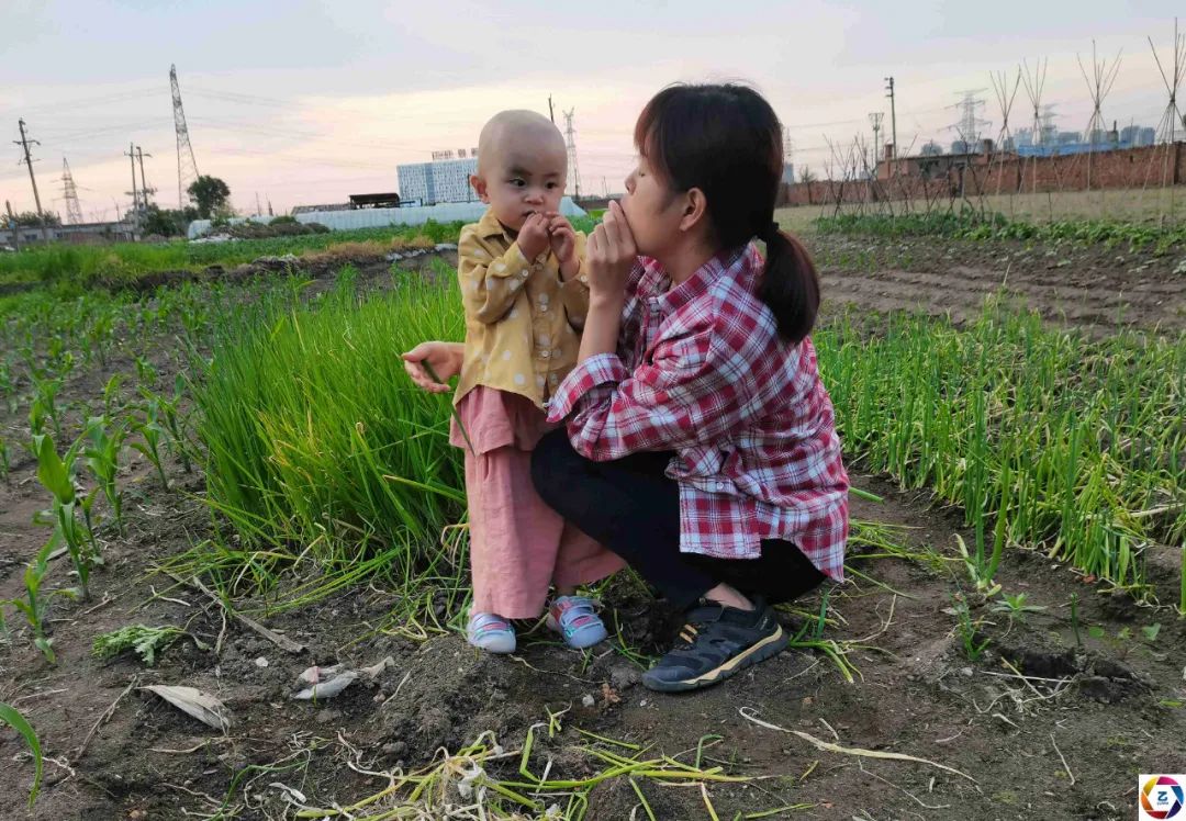 孩子得知爷爷去世崩溃哭泣,女孩得知姥爷去世后大哭