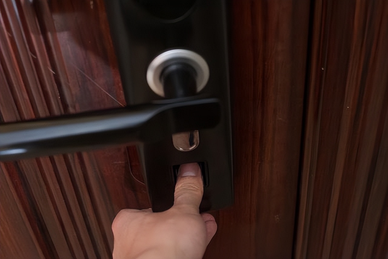 女子用脚按指纹锁,女子用脚趾开指纹锁