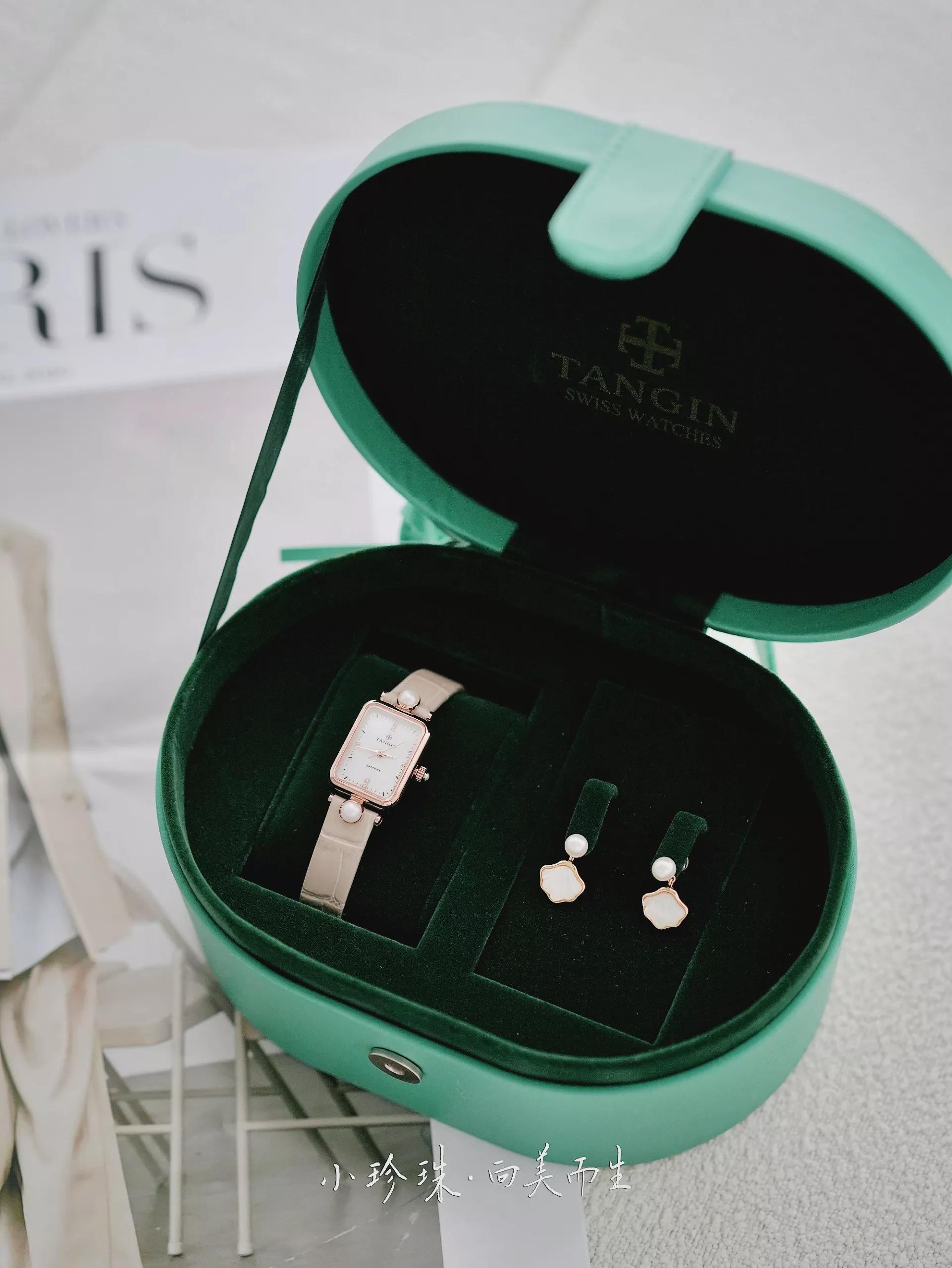 关于手表穿搭,什么颜色的手表容易搭衣服