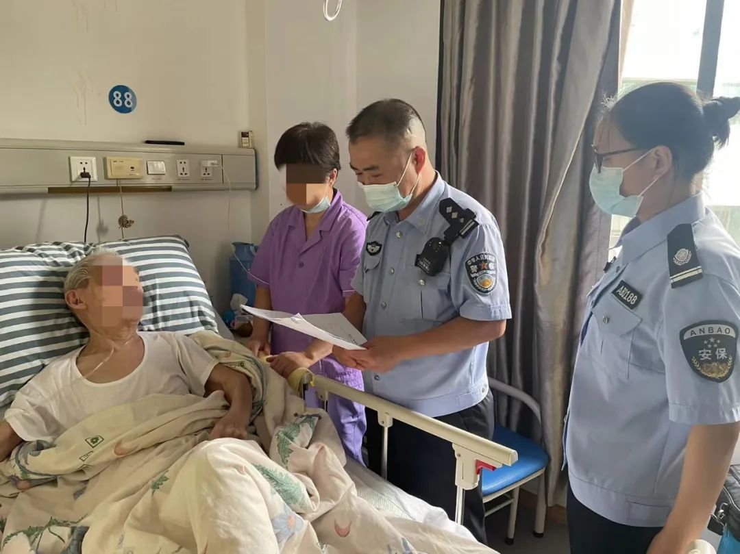 一次都不用跑！94岁老人身份证丢失，民警上门*证办**