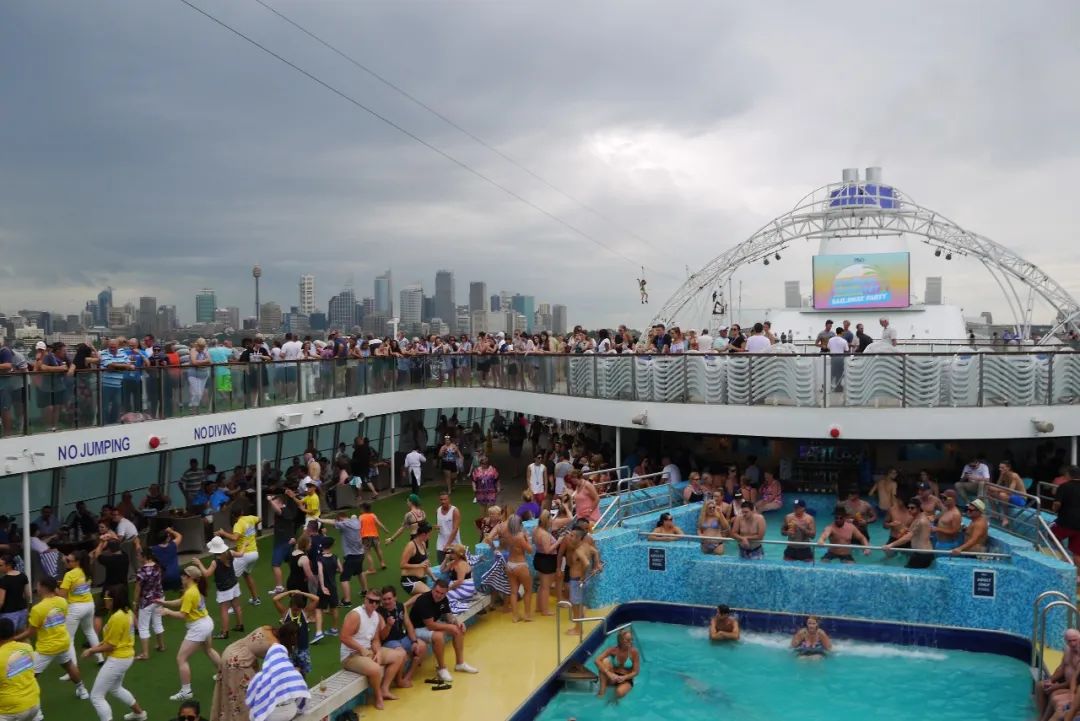 33岁关小姐在澳洲：挣脱母亲控制，远赴海外做按摩师，挣学费