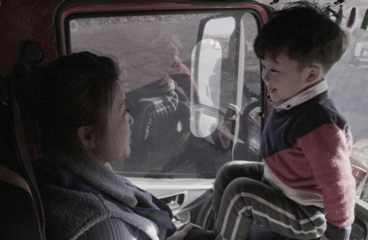 重卡女司机还债,妻子开70吨重卡为夫还债