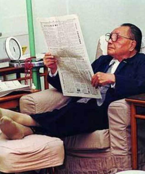 伟人与香烟：毛*东泽**吸百家烟，*小平邓**吸烟被递条，为戒烟吃花生