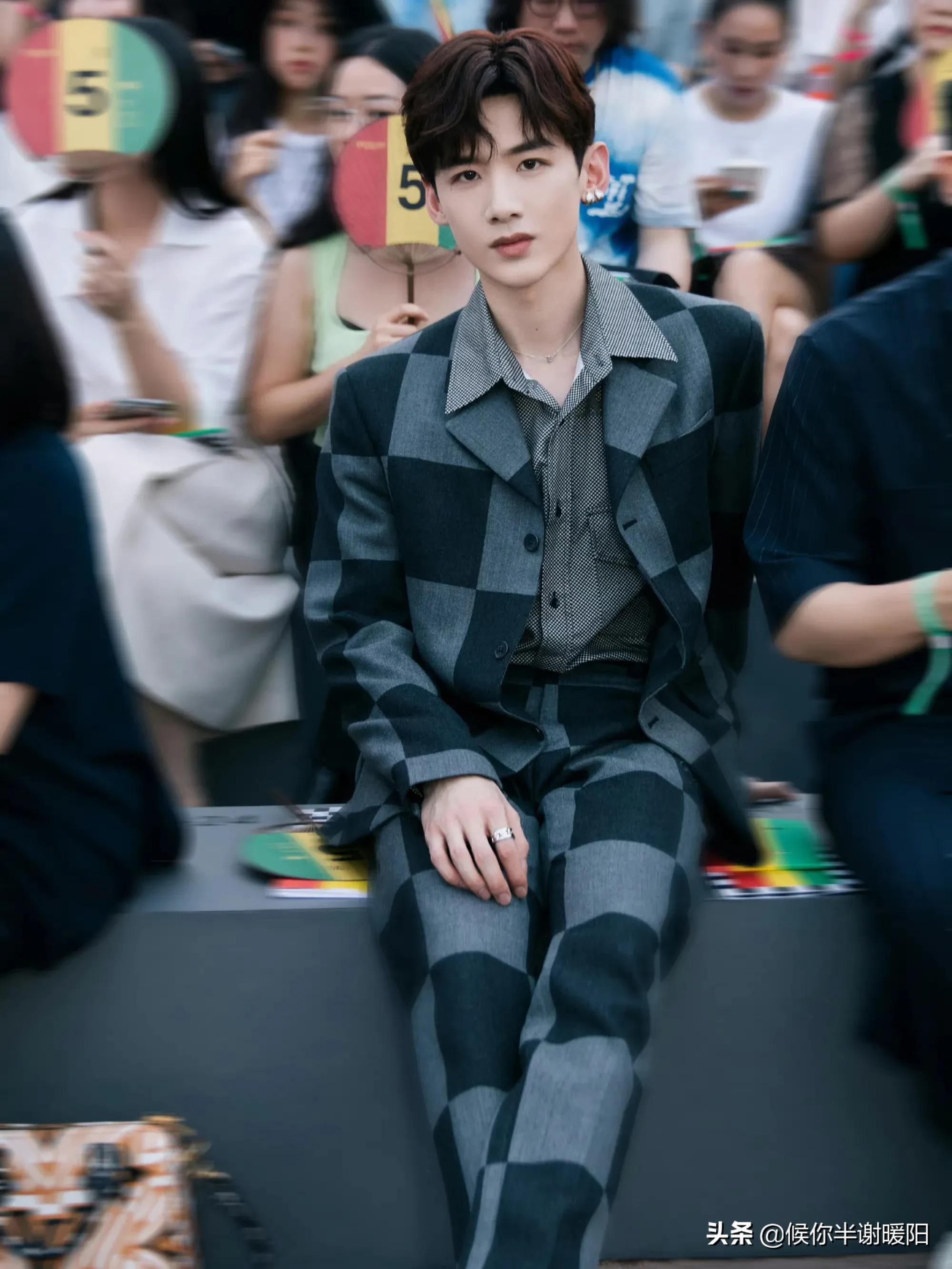 白敬亭王一博冬季穿搭,复古穿搭男士白敬亭