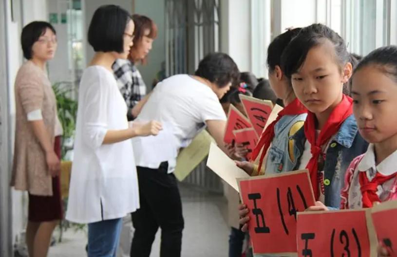 入学后班主任打听父母背景，普通家长别紧张，“巧妙”回答很加分