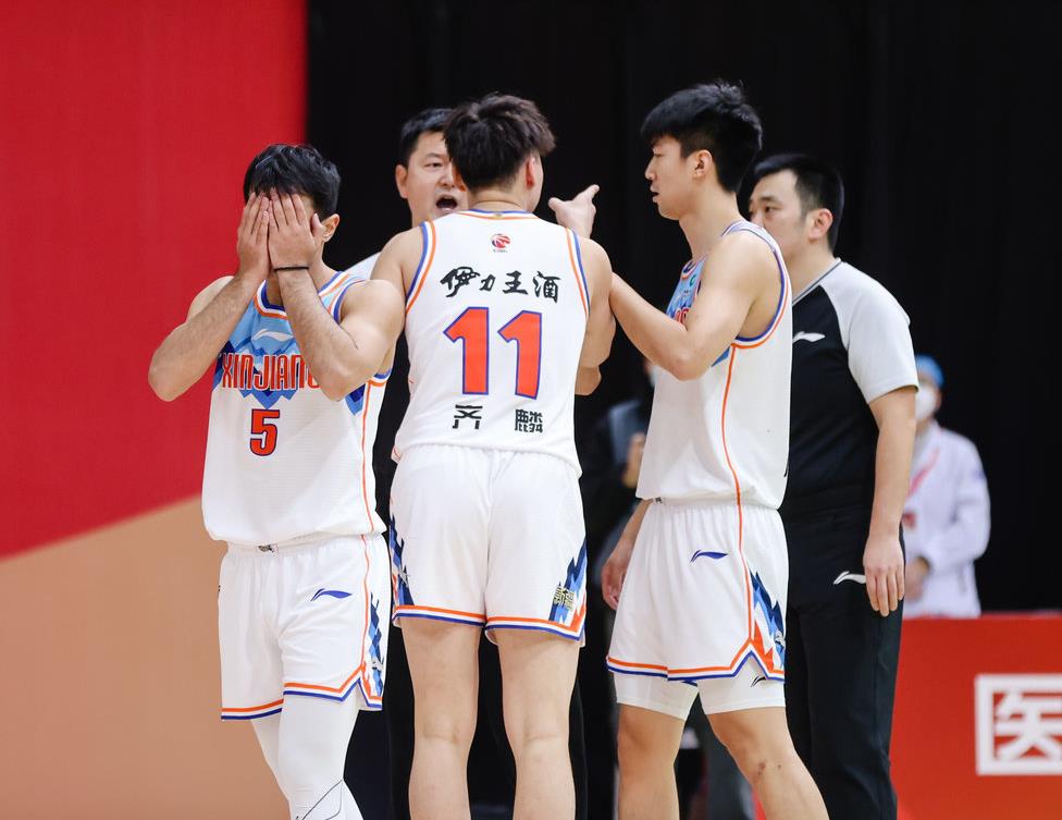 cba裁判被骂名场面,齐麟怒砸裁判被驱逐禁赛几场