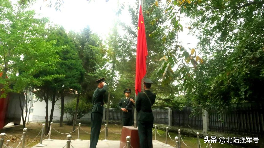 敬礼鲜艳的五星红旗,鲜艳五星红旗下敬礼视频