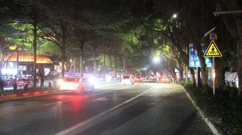 南宁交警护航视频,南宁发光斑马线抓拍