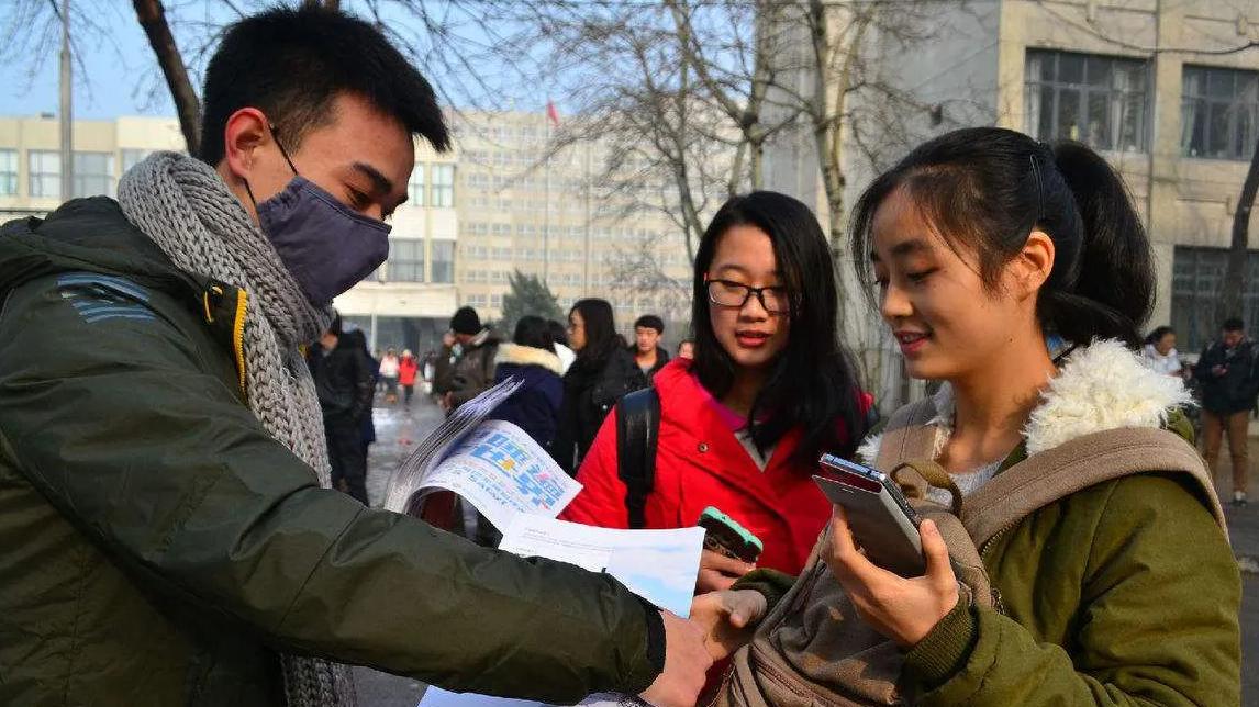 大学生的“生活费等级”，贫富差距较大，多数学生在第二档