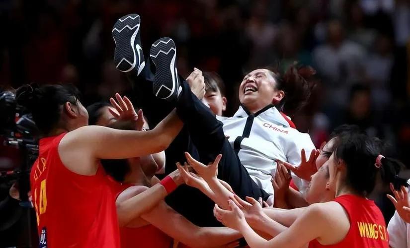 郎平郑薇和水庆霞是哪的人,水庆霞郎平同框