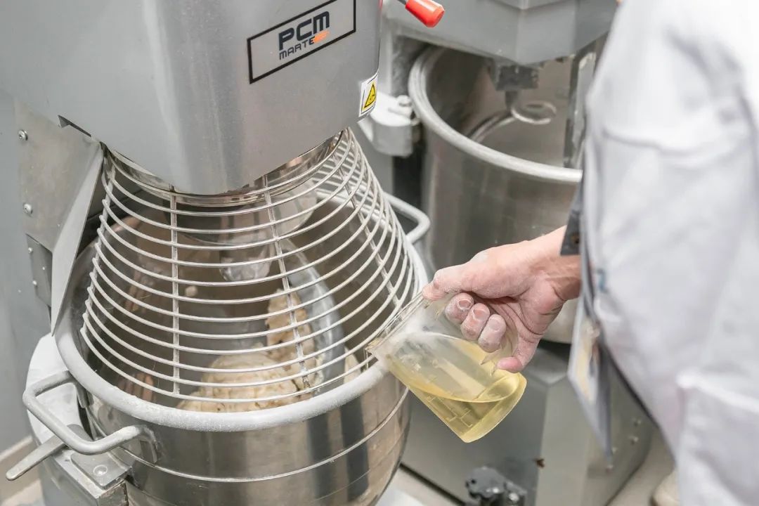 做披萨饼胚时总开裂,披萨饼皮硬是什么原因