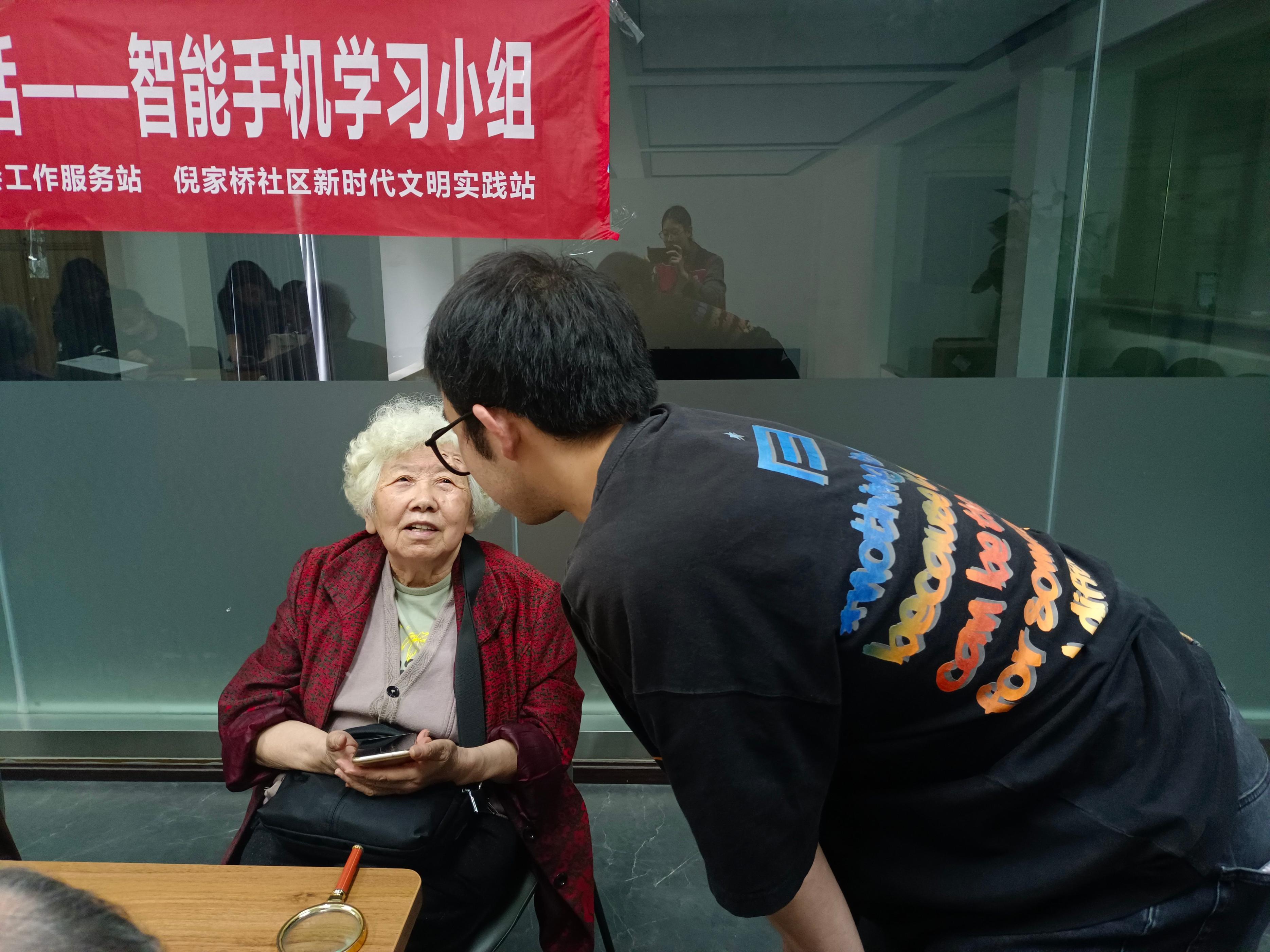 社工站自编学习手册，教老年人“玩转”手机防诈骗