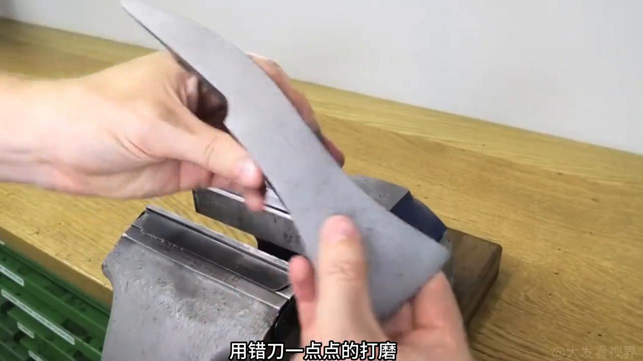 小哥发现一把古老手枪,小哥在野外发现重武器