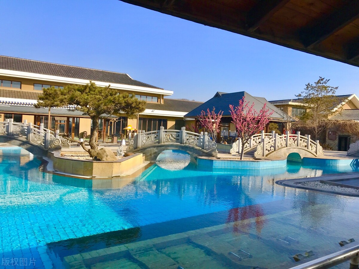 冬天哪里温泉度假村最好,泡温泉地方推荐室内温泉