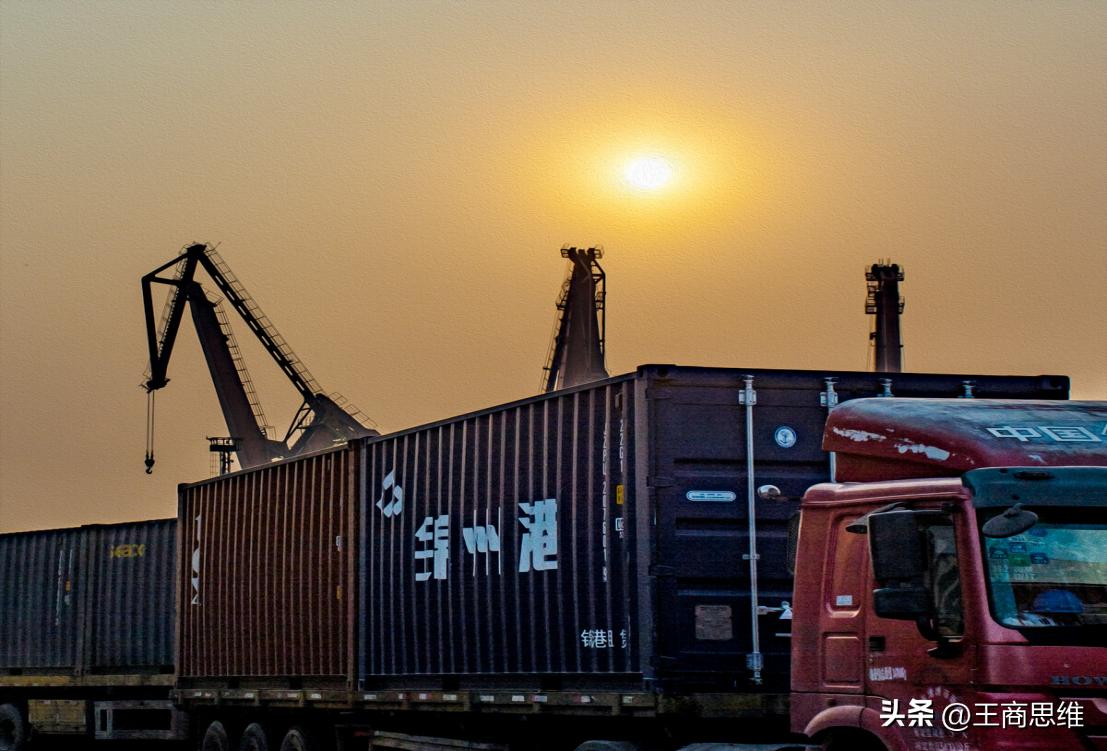 空箱堆积如山,空集装箱堆积如山