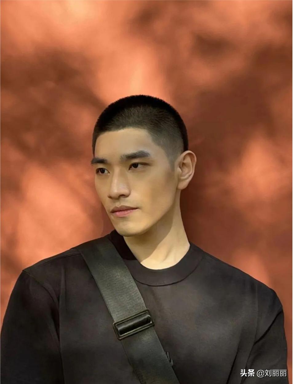 男士发型两边剪短刘海层次感,今年最流行烫什么发型男士