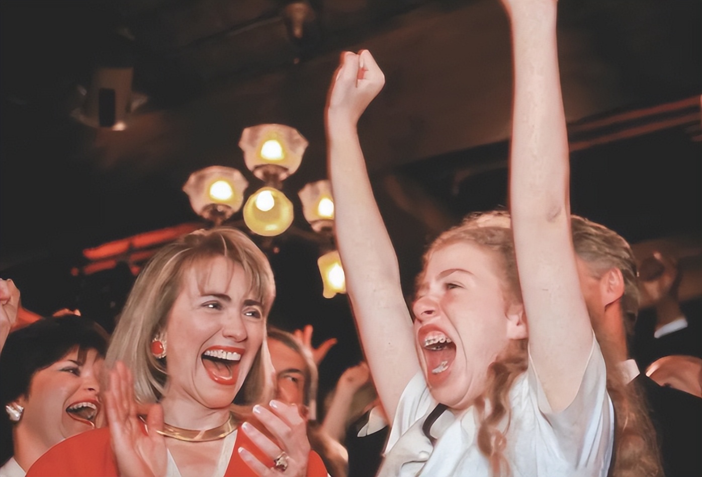 女儿是小棉袄：2010年，克林顿把女儿交到了姑爷手上，忍住没有哭