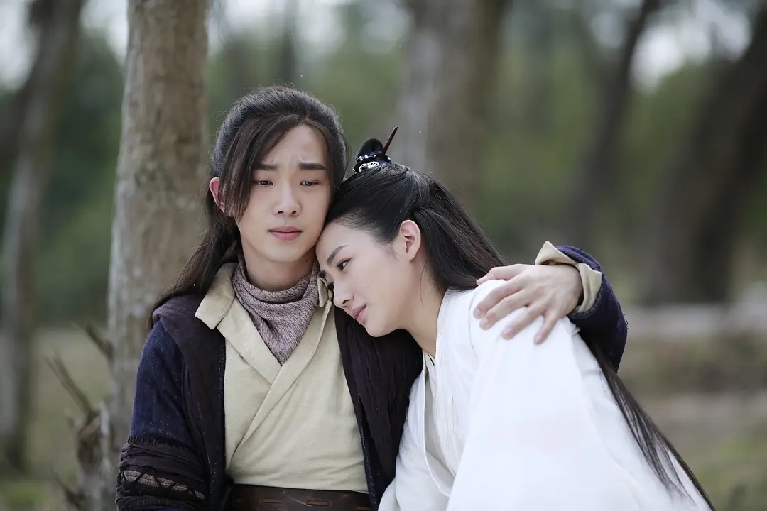 满屏锥子下巴充气硅胶脸，翻拍剧越来越难看，新旧版演员对比惨烈