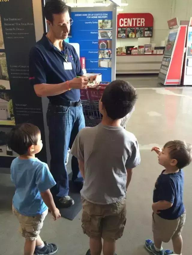 把随手丢弃的购物小票变成孩子们最珍贵的礼物，小镇因他而感动