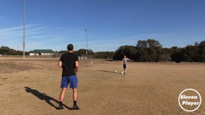 足球一脚解围高球技巧,足球一开始练什么