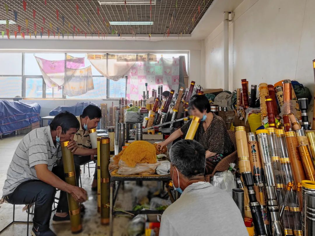 云南弥勒菜市场趣事：烟丝烟筒女人卖，妇女抱着烟筒抽