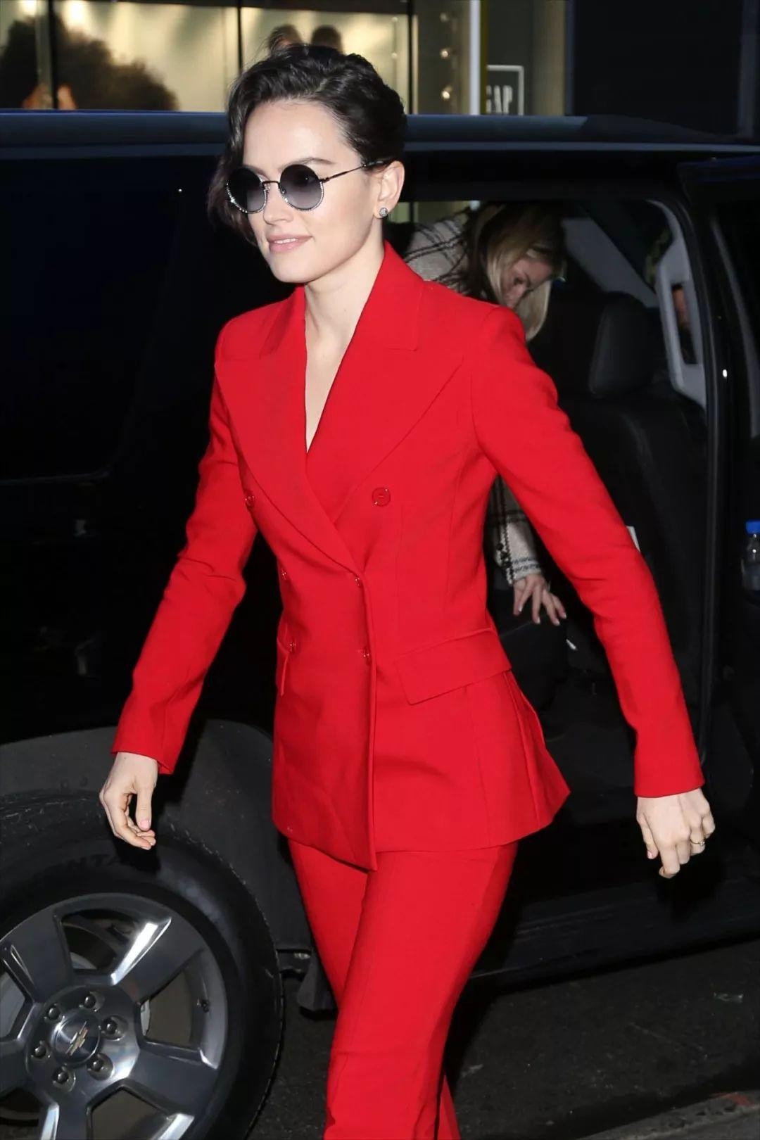 左小青最美的穿搭图西服,左小青黑色吊带裙白西装