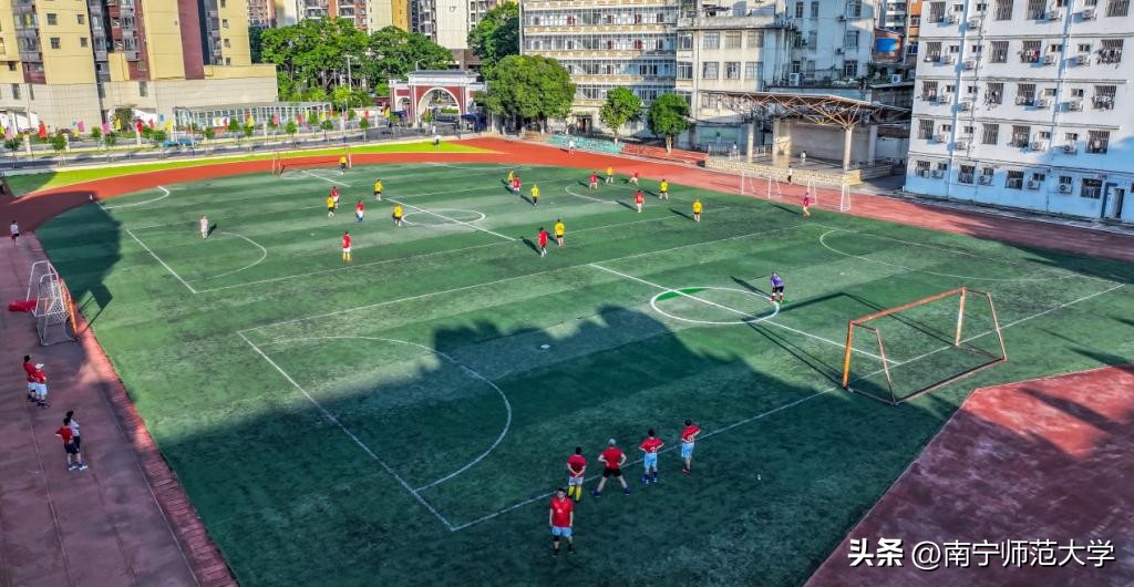 南宁师范大学校友足球队与教职工足球队友谊赛圆满举行