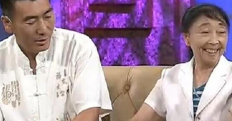 李玉成遭嘲吃软饭，85岁妻子马玉琴与陌生男子跳舞，被指心真大