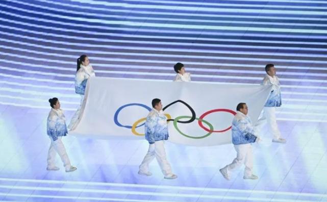 北京冬奥会开幕式羽绒服盘点,中国队穿的大衣到底是什么来头?