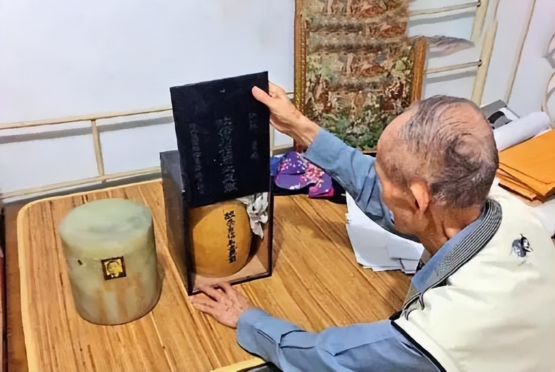 92年香港机场检测仪突然报警,安保拦住台湾律师,搜包后当即报警