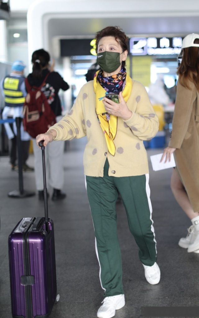 王馥荔橘色针织丝巾雅致活力,王馥荔的穿搭