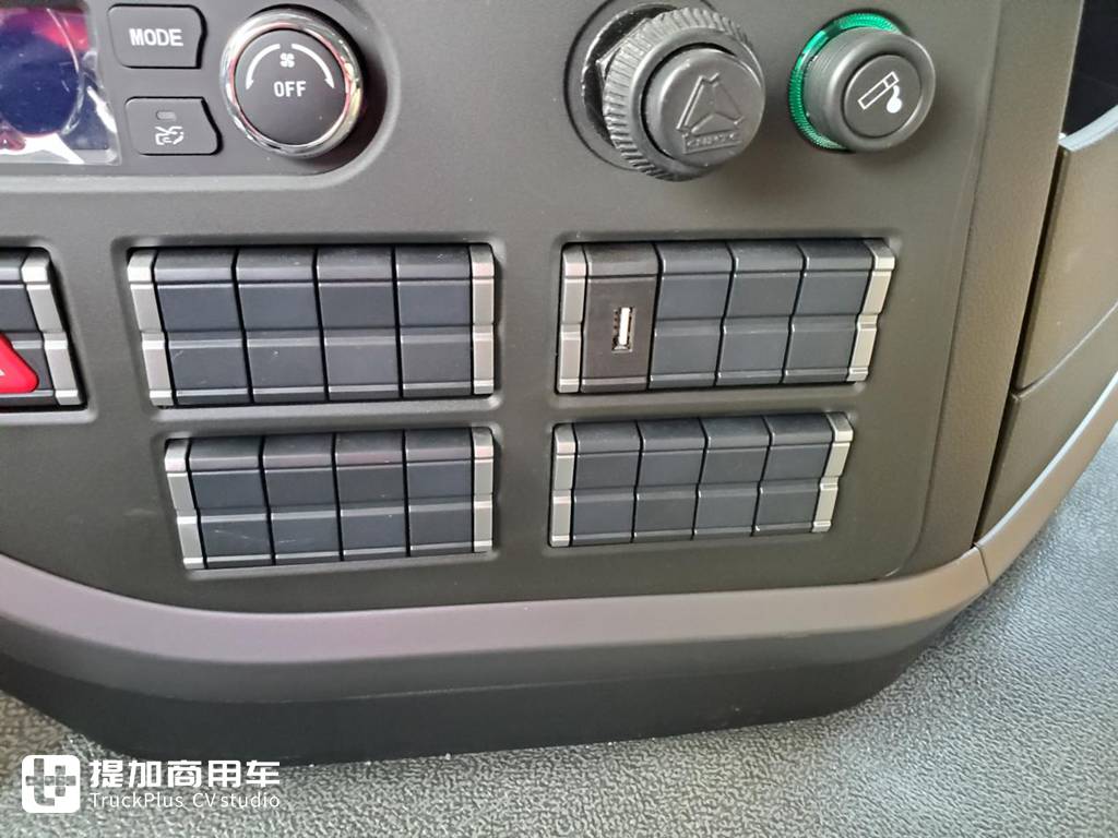 重汽成商造豪沃v7-x新能源车亮相,外国人买中国卡车