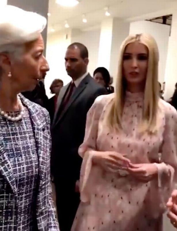 伊万卡的害羞时刻：被89岁默多克搂住小腰，甜美一笑胳膊绷得笔直