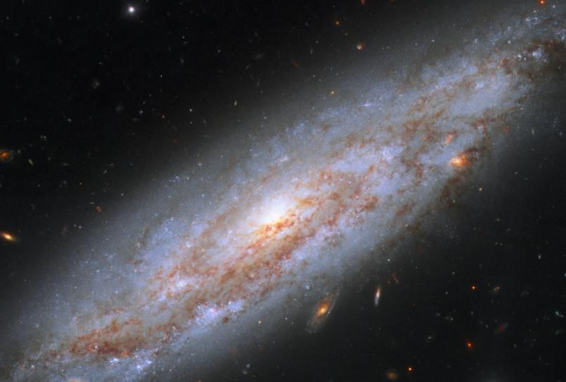 光从地球到太阳需要多长时间,从地球到太阳系边缘需要多少光年