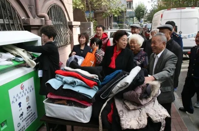 中国无偿捐赠的旧衣服，到了非洲后是怎样处理？网友：表示不认同
