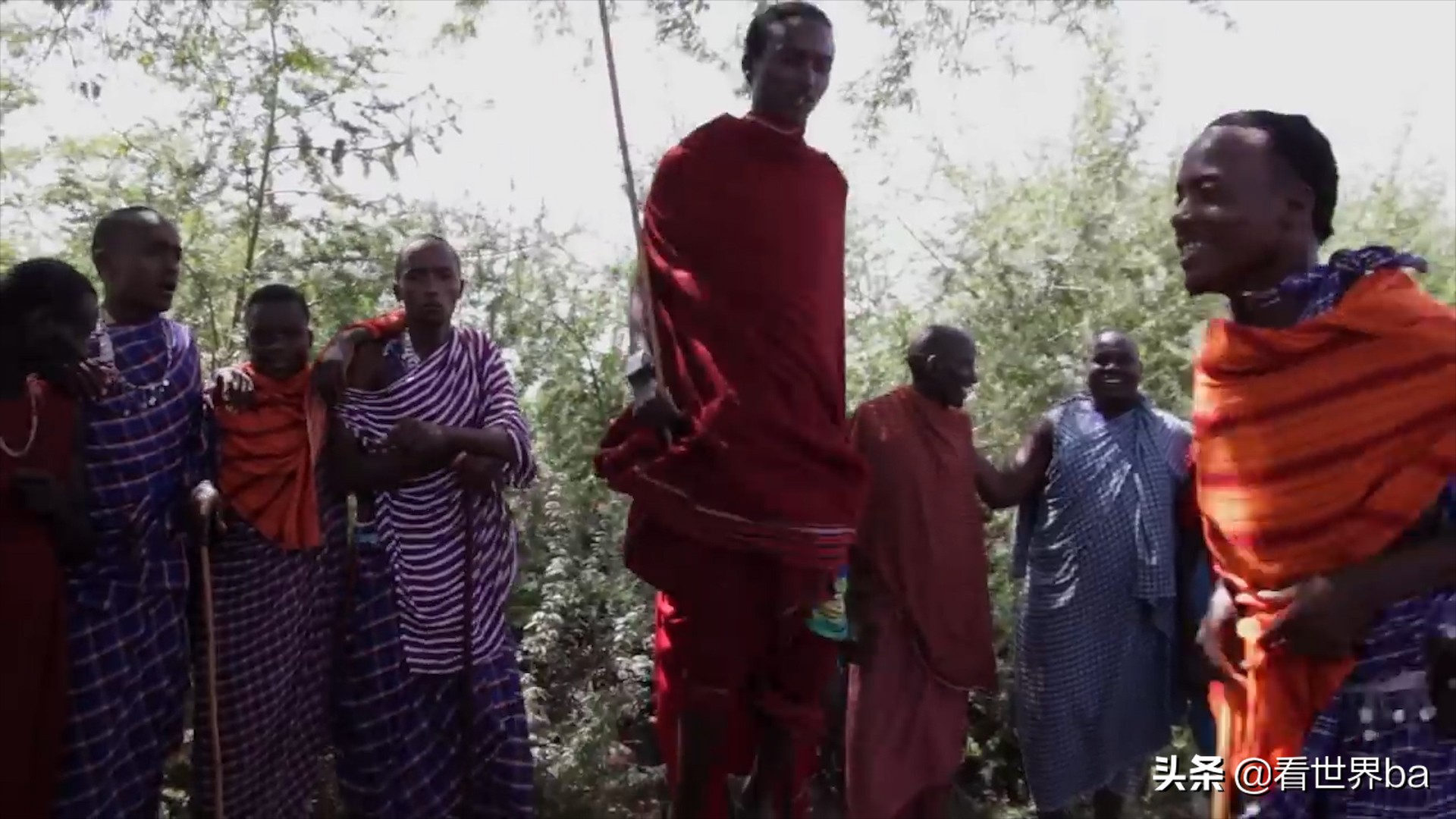 马赛人拿长矛单杀狮子,马赛人单枪匹马猎杀狮子