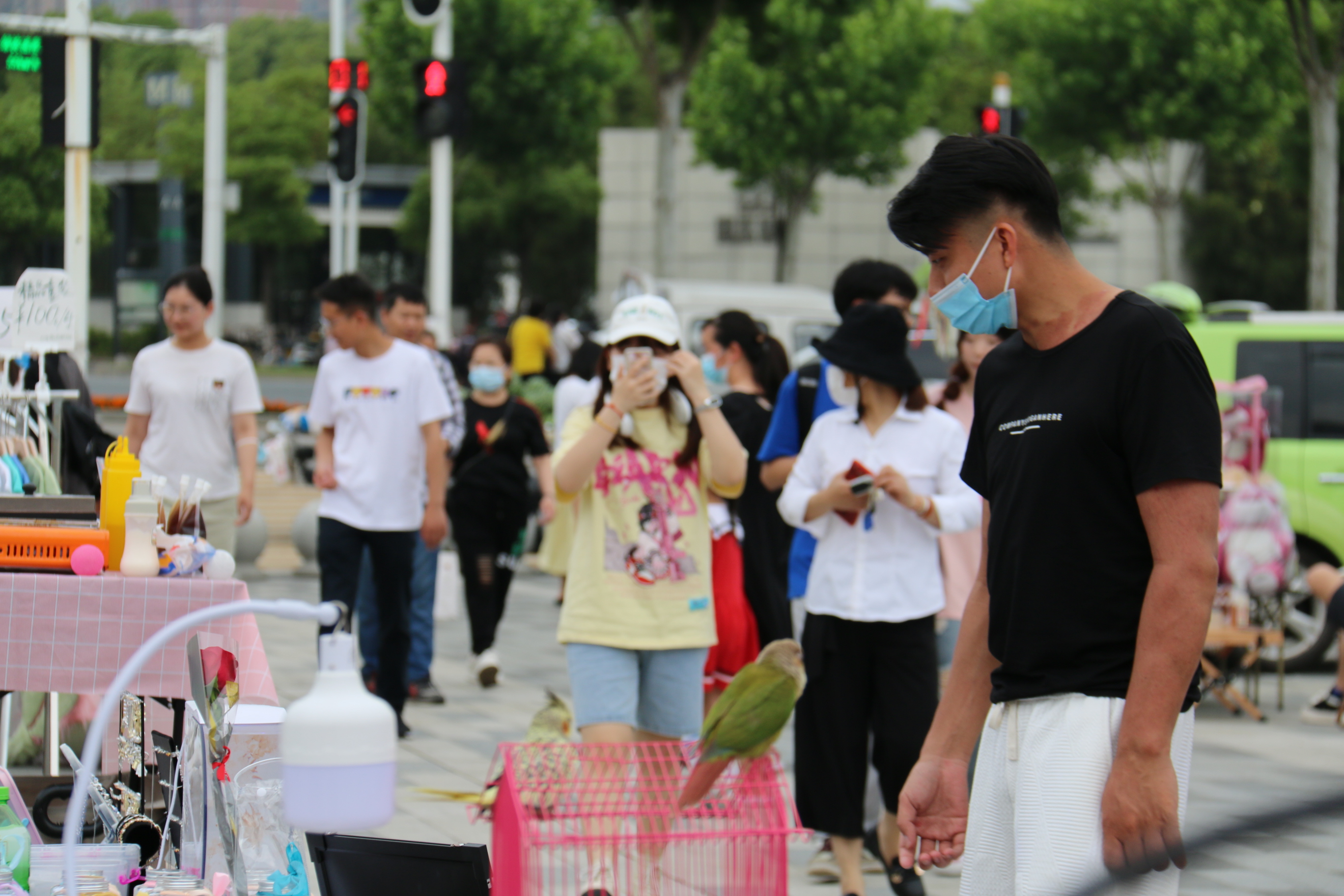 不想上班的的年轻人都在干嘛,现在的年轻人都不努力工作