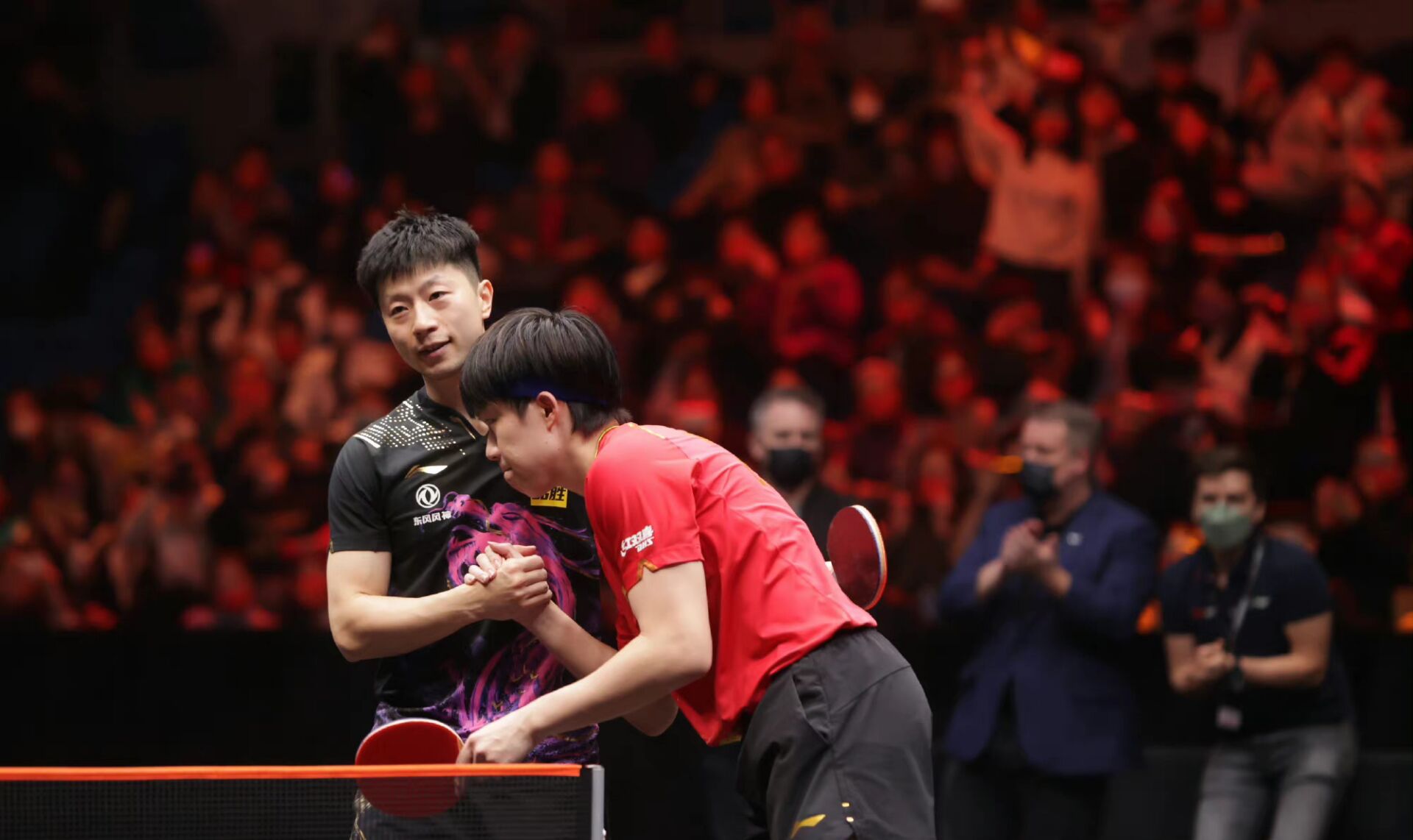 孙颖莎王楚钦新乡夺冠时刻,新乡世界杯决赛王楚钦孙颖莎领奖